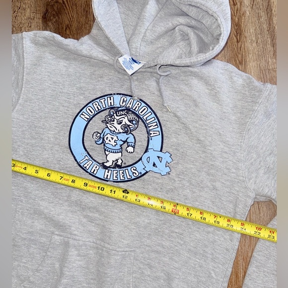 NCAA • Carolina Tar Heels Hoodie - Picture 6 of 7